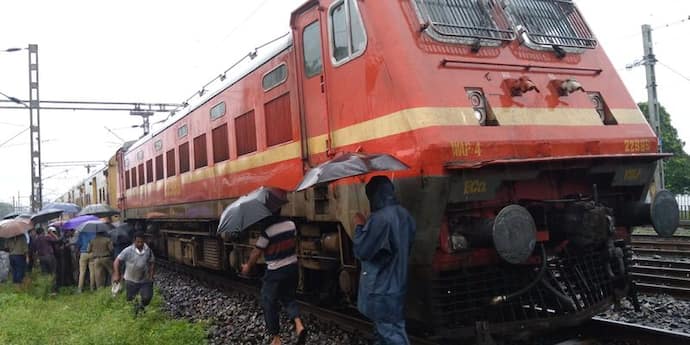 সাঁতরাগাছিতে ট্রলির সঙ্গে ধাক্কা, বড় দুর্ঘটনা এড়াল হাওড়া-সেকেন্দ্রবাদ স্পেশাল