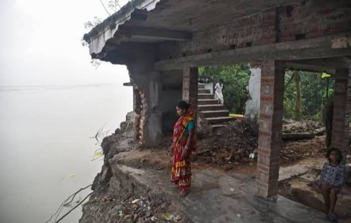 টানা বৃষ্টিতে মুর্শিদাবাদের বিভিন্ন এলাকায় ফের ভাঙন, চোখের সামনে তলিয়ে গেল একাধিক বাড়ি-জমি