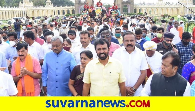 Dasara elephants welcomed traditionally by District IN charge minister STS