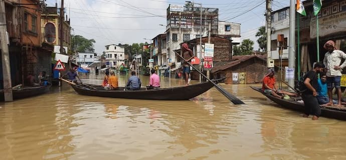 টানা বৃষ্টিতে জলমগ্ন ঘাটাল, সড়কপথে যাতায়াতের একমাত্র ভরসা নৌকা