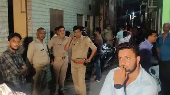 अलीगढ़ में बंगाल पुलिस की बंद कमरे में पिटाई, CM ममता के सिर कलम करने वाले बयान से जुड़ा है मामला