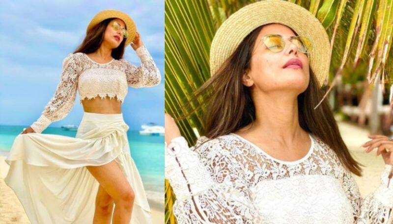 hina khan shares her pictures from maldives