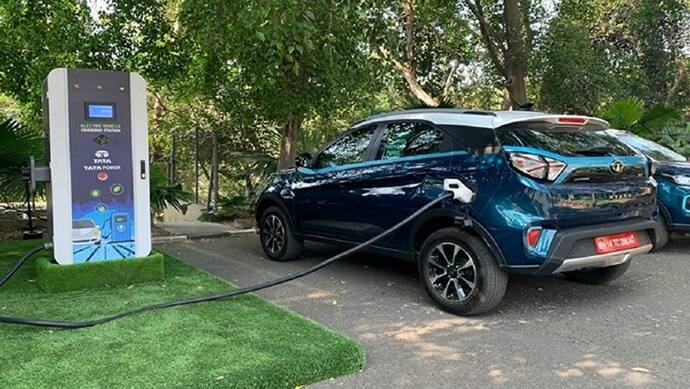 Electric vehicle ही मांग रहा ग्राहक, कंपनियां पूरी ही नहीं कर पा रही डिमांड