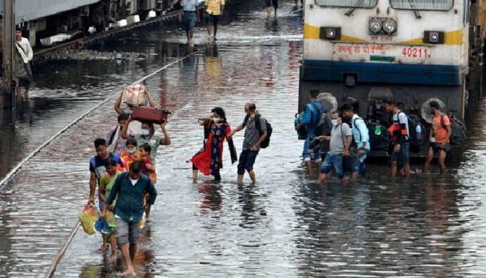 জলের তলায় লাইন, হাওড়া-শিয়ালদা থেকে নয়া সময়ে ছাড়বে এইসব ট্রেন, দেখুন তালিকা