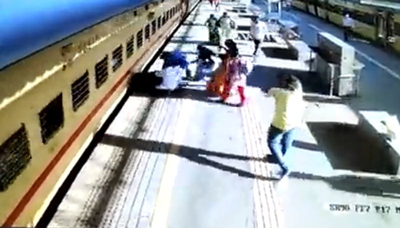 Tragedy while boarding a moving train Father and 5year old daughter die after falling down in Rajasthan akb