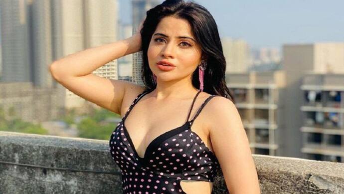 Urfi Javed : অন ক্যামেরায় খুলে ফেললেন নাইট স্যুট, তারপর যা দেখালেন উরফি, ভাইরাল নিমেষে