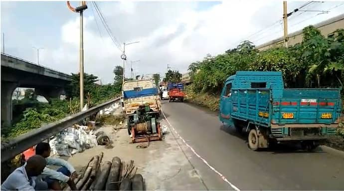 টানা বৃষ্টির জের, ধস নামল বালি ব্রিজে ওঠার রাস্তায়