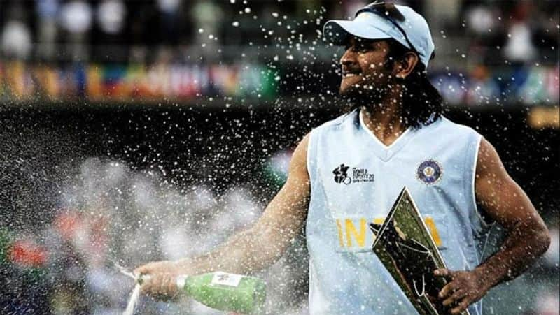 MS Dhoni shared the joy by taking off his jersey and donning it to a fan during 2007 T20 World Cup rsk