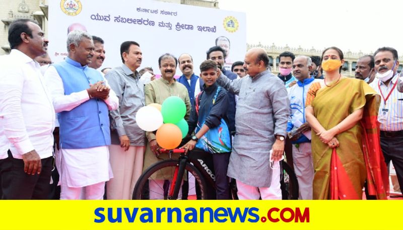 Karnataka Govt Distribute 5 Lakh Worth Cycle to Talent Cyclist Pavitra Kurtakoti in Bengaluru kvn