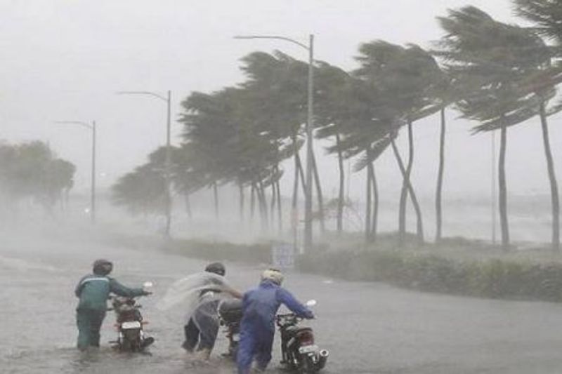 Cyclone Shaheen to emerge off Gujarat coast by Friday morning headed to Pakistan pod