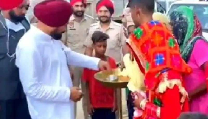 viral video Punjab CM stops vehicle to congratulate newly wed couple