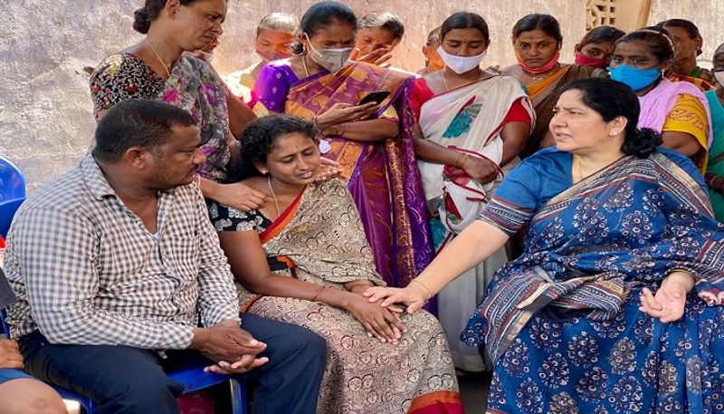 satyavathi rathod visits dixita family in mahaboobabad