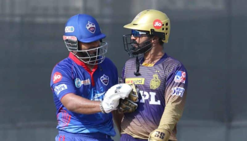 IPL 2021 Watch shocking video Dinesh Karthik narrowly escaped from Rishabh Pant hit