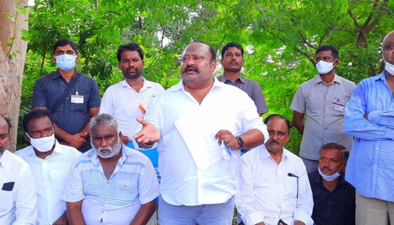 Shoe attack on Minister Gangula Kamalkar's campaign vehicle in karimnagar - bsb