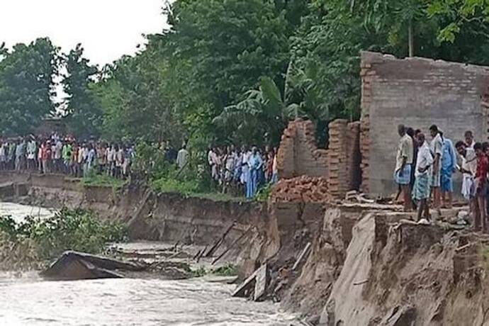 মুর্শিদাবাদে গঙ্গায় ভয়াবহ ভাঙন, নদী গর্ভে তলিয়ে গেল বাড়ি-বাগান-চাষের জমি