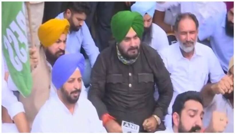 Congress leader Navjot Singh Sidhu threatens to lead march to Lakhimpur Kheri if Priyanka Gandhi not released
