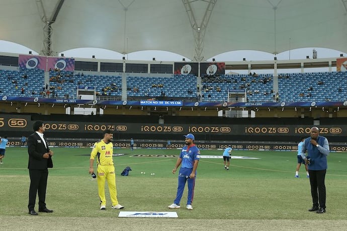 IPL 2021, DC vs CSK - ভাইরাল ব্রোম্যান্স , ধোনির ঘড়ি কেড়ে নিতে গেলেন পন্থ, দেখুন ভিডিও