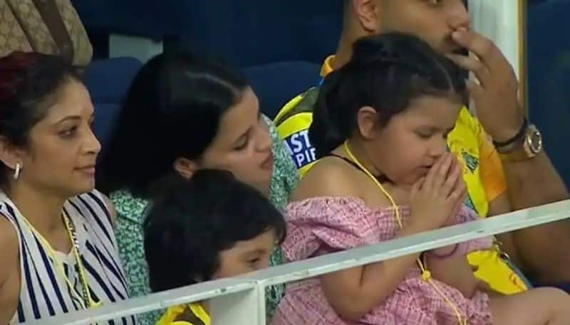 IPL 2021 DC vs CSK Ziva Dhoni prays for father MS Dhonis win photo goes Viral