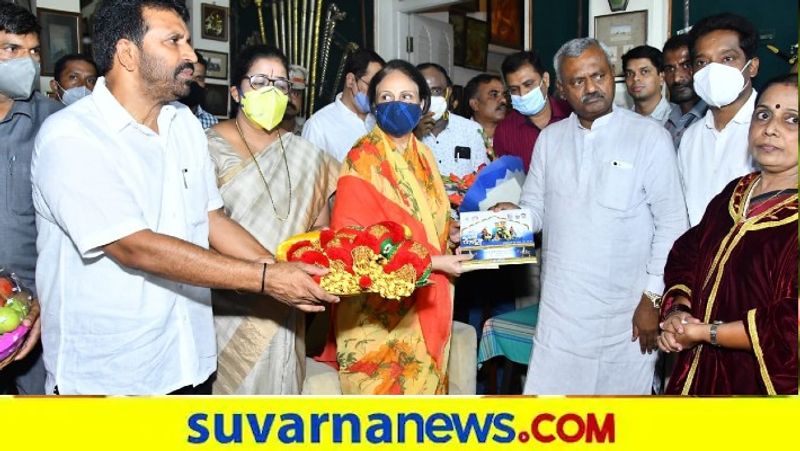 Minister ST somashekar invites pramoda Devi wadiyar to Dasara snr