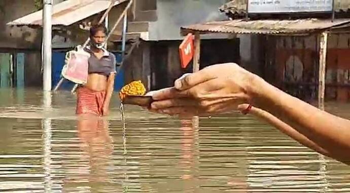 ঘাটালে এখন 'দুয়ারে' নদী, বাড়ির সামনে প্লাবনের জলে তর্পণ স্থানীয়দের