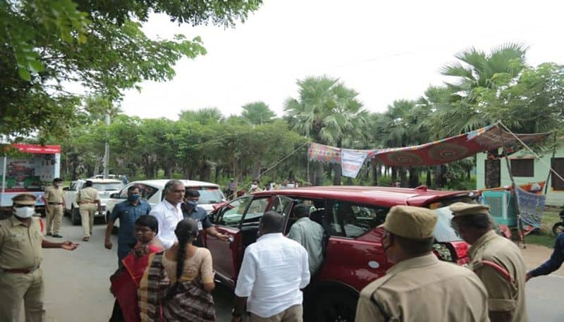 Huzurabad bypoll :  minister harish rao car checking at Sirisedu