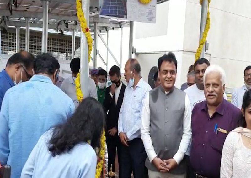 Minister ashwath narayan inaugurates   solar power plant in brigade gateway apartment snr