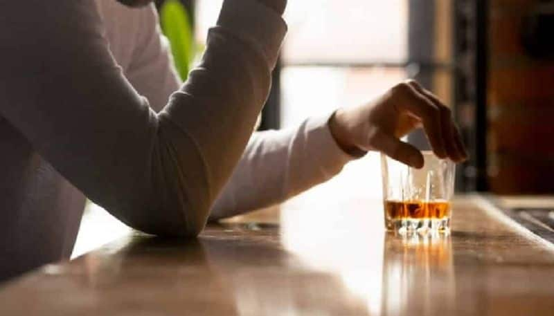 health experts says that decreasing numbers of alcohol consumers in kerala indicates another tragedy