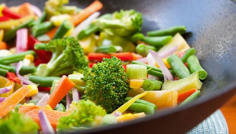 women who follows vegetarian diet have high possibility of hi fracture says a study 