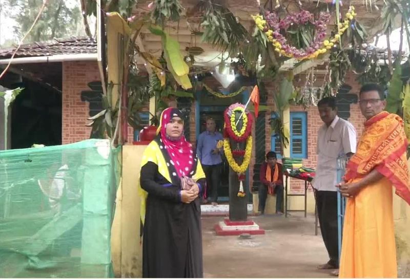 Navratri Muslim Woman Returns To Pray At Temple Built By Her Husband Shivamogga Sagar mah