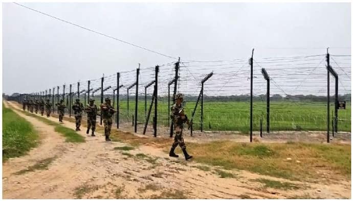 পেট্রাপোল সীমান্তে BSF-এর জোরদার তল্লাশি, দুদিনে ধরা পড়ল ৮২টি জাল ড্রাইভিং লাইসেন্স