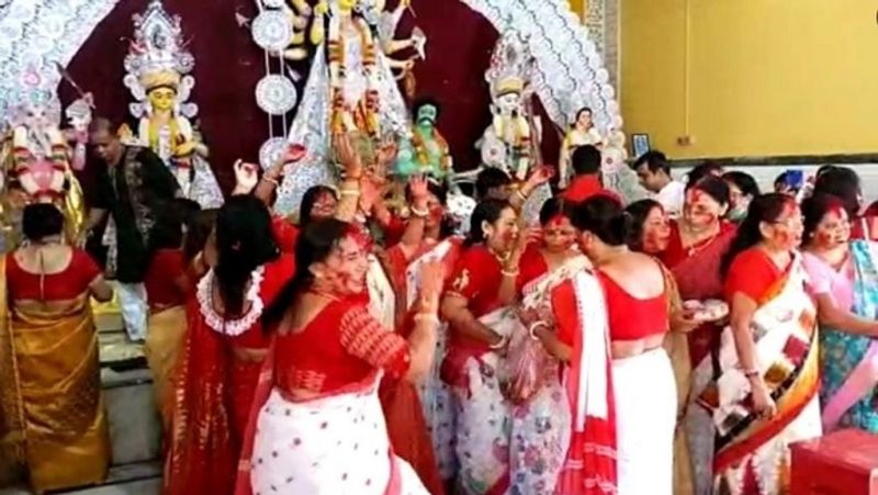 Durga Puja 2023: What is Sindoor Khela? Why do only married Bengali women play Sindoor Khela? Read Details RBA