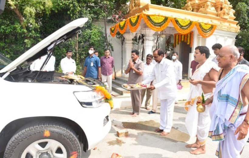 ప్రగతి భవన్‌లో దసరా వేడుకలు:  స్వయంగా ఆయుధ పూజ చేసిన కేసీఆర్
