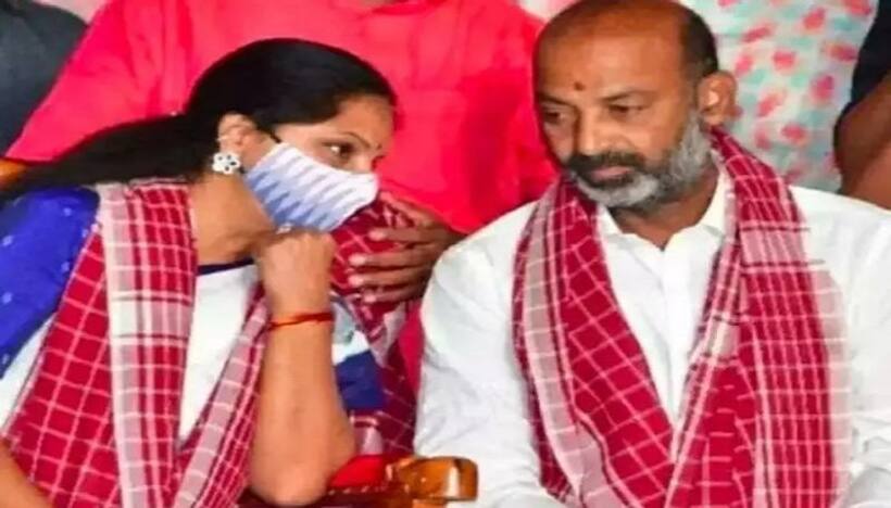 అరుదైన దృశ్యం : ఫంక్షన్‌లో ఎదురుపడ్డ బండి సంజయ్, కవిత... నవ్వుతూ పలకరించుకున్న ఇద్దరు నేతలు 
