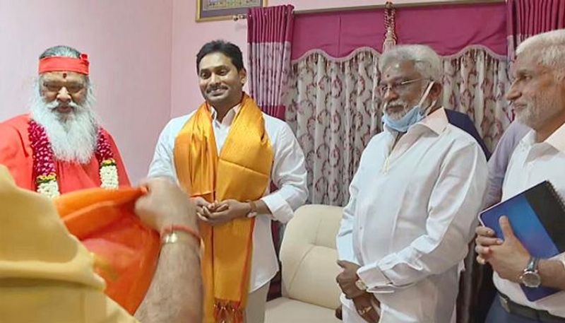 Vijayawada : AP CM YS Jagan Offers Prayers At Marakata Rajarajeswari Devi Temple