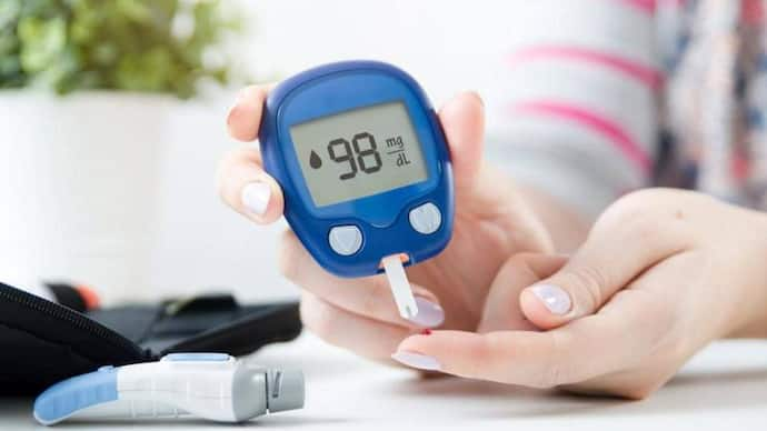 Diabetes Tips: মোবাইল না ঘাঁটলে ঘুম আসে না, এই অভ্যেস থেকে বাড়ছে ডায়াবেটিসের ঝুঁকি