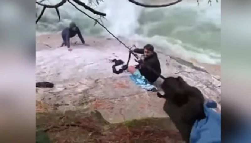 video in which sikh men rescues hikers from waterfall by using their turbans