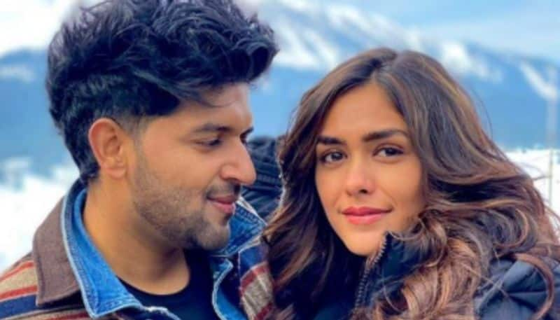 PHOTOSGuru Randhawa and Mrunal Thakur celebrate the release of their new song Aise Na Chhoro