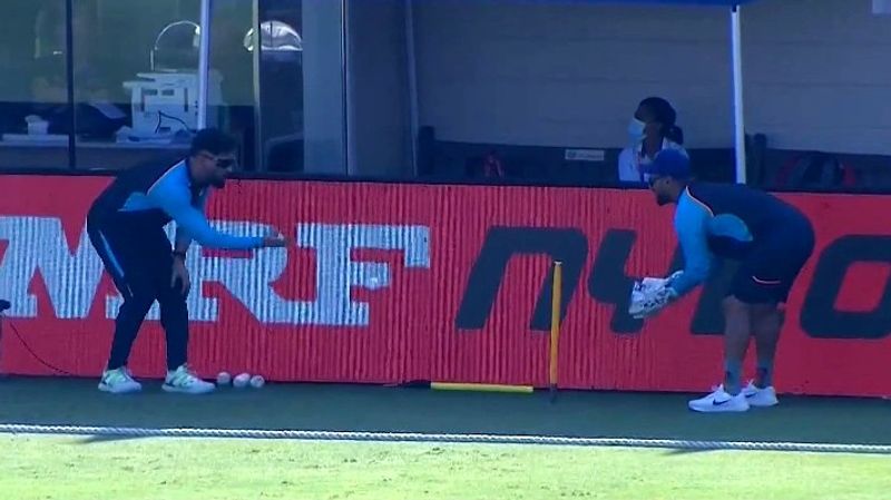 T20 World Cup 2021: MS Dhoni giving keeping drills to Rishabh Pant  during India-Australia warm-up match