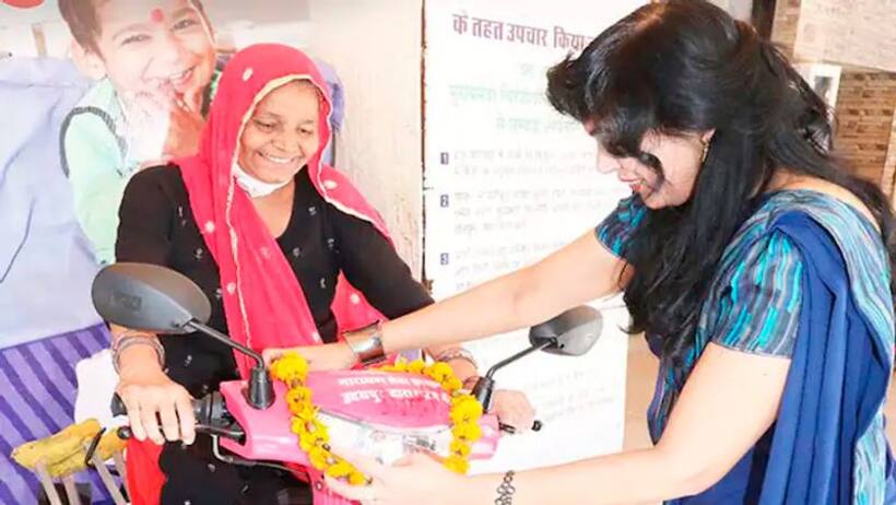 तोहफे में स्कूटी पाकर खिल उठा मजदूरी करके अपना जीवन यापन करने वाली दिव्यांग महिला का चेहरा