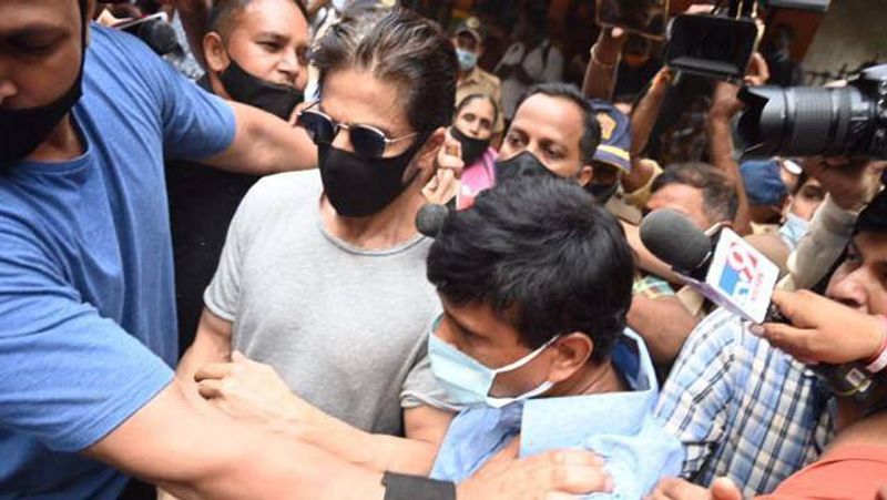 hero shahrukh khan visits arthar jail in mumbi to meet son aryan khan