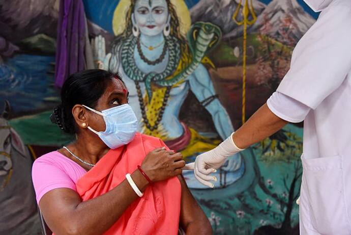 Coronavirus: দেশে কোভিড বিপদ এখনও কাটেনি, অসতর্ক হলে ঝুঁকি বাড়বে বলে সাবধান করলেন বিশেষজ্ঞরা