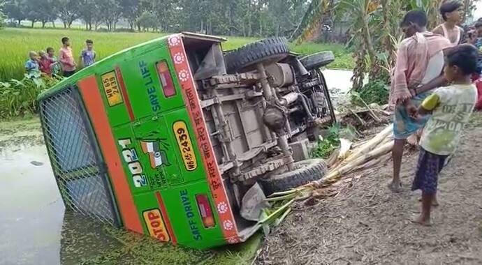 নিয়ন্ত্রণ হারিয়ে নয়ানজুলিতে গাড়ি, প্রাণে বাঁচতে কোনওরকমে কাঁচ ভেঙে বের হন যাত্রীরা