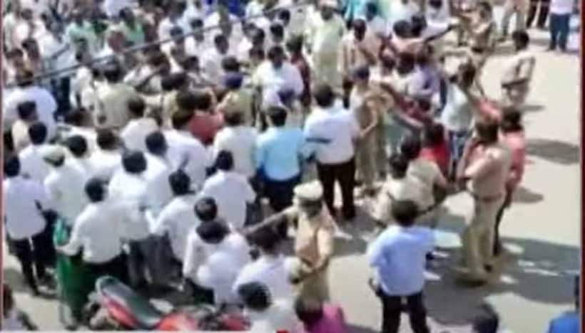 Kuppam Municipala Election: టిడిపి అభ్యర్థిని అడ్డుకున్న పోలీసులు... కుప్పంలో ఉద్రిక్తత