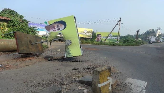 মমতা বন্দ্যোপাধ্যায়ের গোয়া সফরের আগে ছেঁড়া হল পোস্টার-ব্যানার, বিজেপিকে কটাক্ষ তৃণমূলের