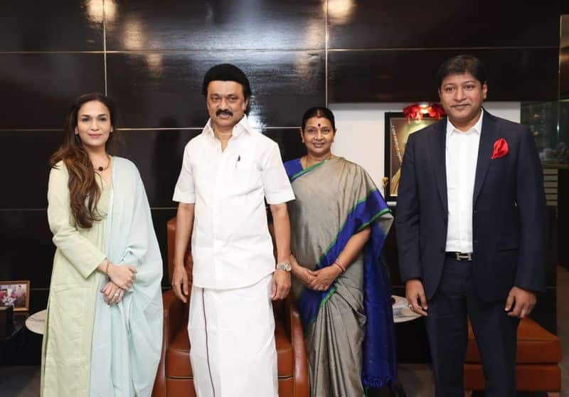 MK Stalin, who also took part in the hoote app started by Rajini's daughter, called on the Chief Minister to share views.