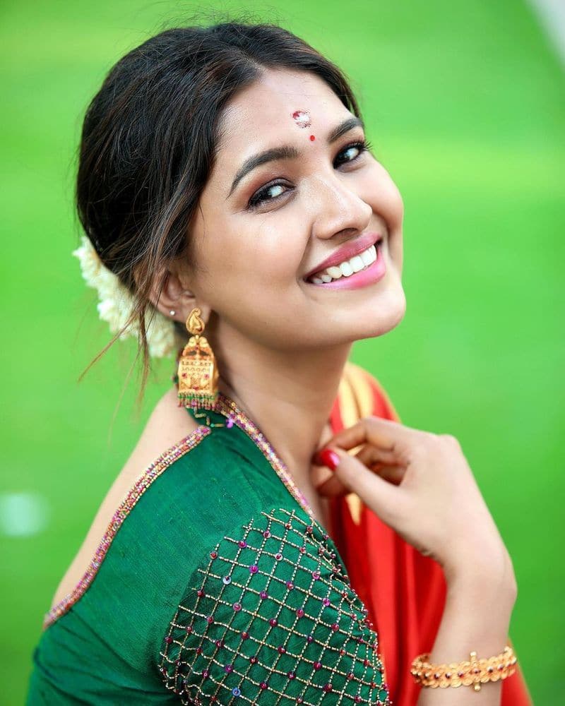 Actress Vani Bhojan latest stills in Red Saree