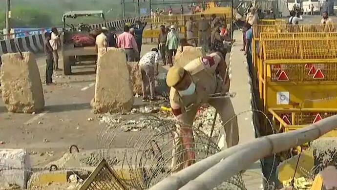 Farmers Protest: गाजीपुर-टीकरी बॉर्डर से पुलिस ने बैरिकेडिंग हटाई, जल्द रास्ता खुलेगा, टिकैत की अब ये चेतावनी