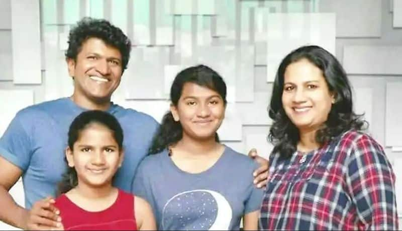 Kannada Puneeth Rajkumar daughter lands in Delhi airport will reach Bengaluru to take part in last journey vcs