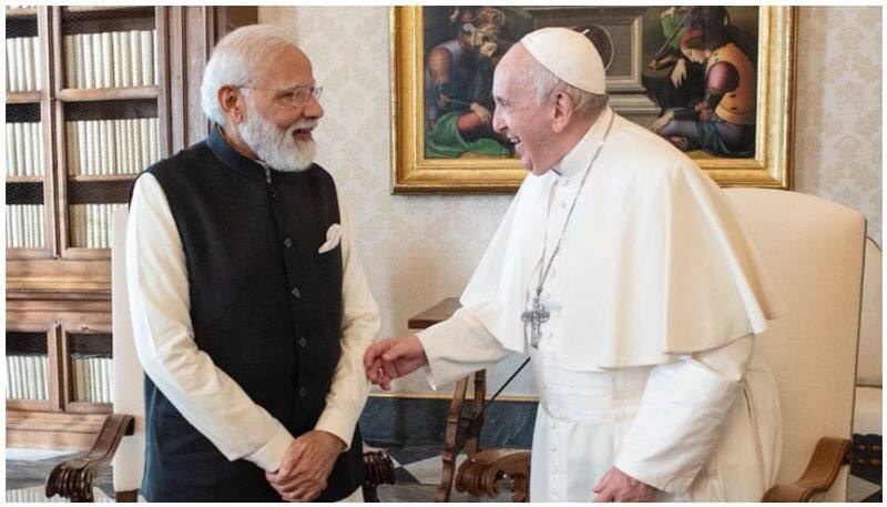 Modi impressed the Pope at the first meeting .. hugging and talked for 1 hour.