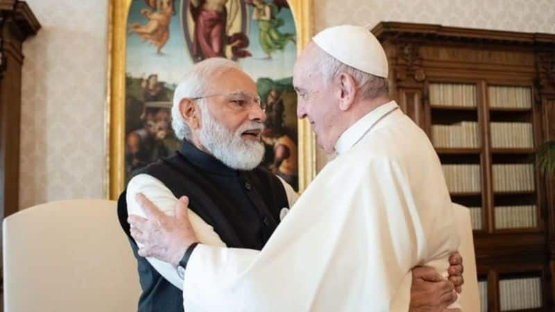 Modi impressed the Pope at the first meeting .. hugging and talked for 1 hour.